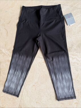 Athleta Black and Gray Ombre Capri Leggings